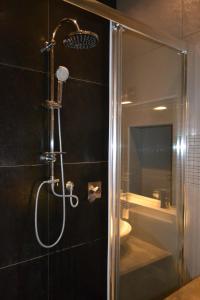 ナポリにあるHomeNapoliのバスルーム(ガラスドア付きのシャワー付)