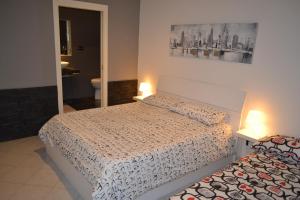 Schlafzimmer mit einem Bett und einem Spiegel in der Unterkunft HomeNapoli in Neapel