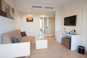 Телевизор и/или развлекательный центр в HL Suitehotel Playa del Inglés - Adults Only