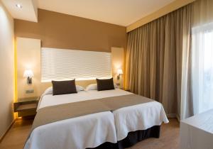Кровать или кровати в номере HL Suitehotel Playa del Inglés - Adults Only