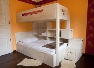 Turistična kmetija Weiss tesisinde bir ranza yatağı veya ranza yatakları