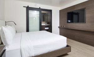 Rúm í herbergi á The Nest Hotel Palo Alto