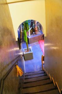 Diamant La Ville Rouge في مراكش: صعود الدرج في غرفة مع حوض للأسماك