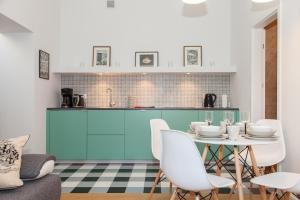 - une cuisine avec une table et des chaises dans la chambre dans l'établissement BC7 Apartments, à Cracovie