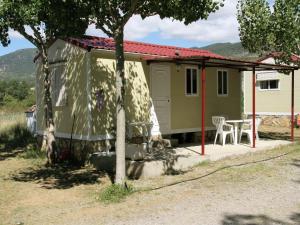 Imagen de la galería de Cozy Rustic Bungalow with Pool, en La Puebla de Roda