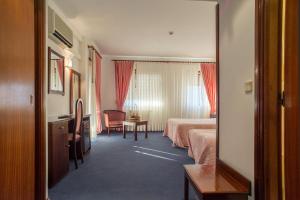Habitación de hotel con 2 camas y mesa en Hotel Boavista I, en Melgaço