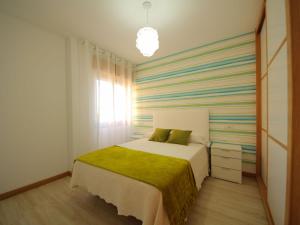 モンタルボにあるBelvilla by OYO Playa Montalvo Bajo 4のカラフルな壁のベッドルーム1室