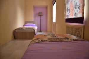 Un pat sau paturi într-o cameră la Hostel ANTIKA
