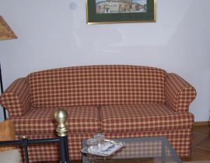 a living room with a couch and a coffee table at Casa cu Cerb in Sighişoara