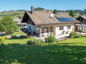 ベルナウ・イム・シュヴァルツヴァルトにあるApartment in Bernau Black Forest with valley viewの屋根に太陽光パネルを敷いた家