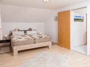Schlafzimmer mit einem Bett und einer Holztür in der Unterkunft Apartment in Bernau Black Forest with valley view in Bernau im Schwarzwald