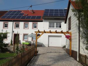 una casa con paneles solares en el techo en Spacious Apartment in Meisburg with Terrace en Meisburg