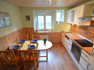 una cocina con una mesa con placas azules. en Spacious Apartment in Meisburg with Terrace en Meisburg