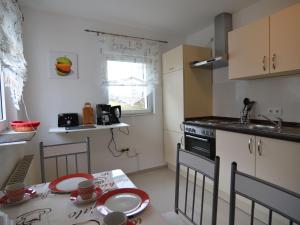 eine kleine Küche mit einem Tisch und einem Herd in der Unterkunft Pleasing Apartment in Elpe with Garden in Elpe