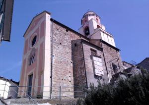 un vecchio edificio di mattoni con una torre dell'orologio di Casa Violetta a Levanto Altre 9 foto