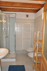 a bathroom with two sinks and a shower and two toilets at CAMP 4 in Arco