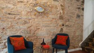 A seating area at Sete Artes by Como en Casa