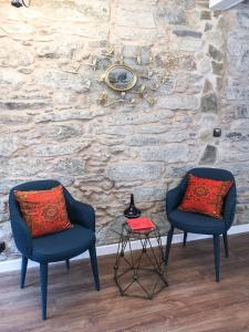 A seating area at Sete Artes by Como en Casa
