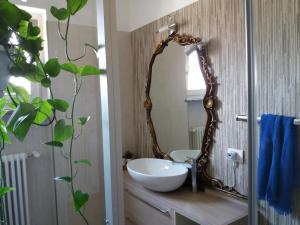 bagno con lavandino e specchio di Il Giardino a Colico