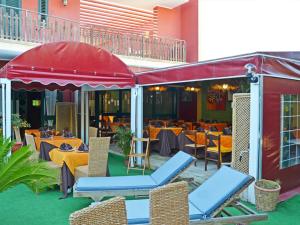 トッレ・ラピッロにあるB&b Fa.ro.miの屋外パティオ(テーブル、椅子付)、レストランを提供しています。