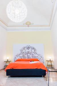 メルフィにあるLe Stanze Dell'Imperatore B&Bのベッドルーム1室(大型ベッド1台、オレンジの毛布付)