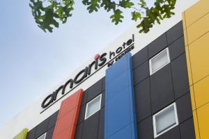 un cartel en el costado de un edificio en Amaris Hotel Cihampelas, en Bandung