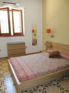 IoppoloにあるLa Casa di Rosaのベッドルーム1室(ベッド1台、窓、鏡付)