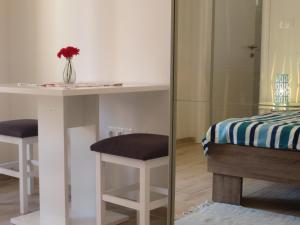 Postel nebo postele na pokoji v ubytování Apartments Karaba