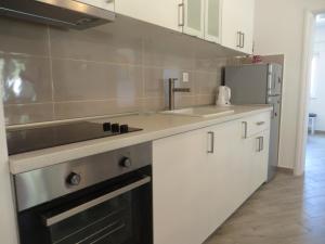 Kuchyň nebo kuchyňský kout v ubytování Apartments Karaba