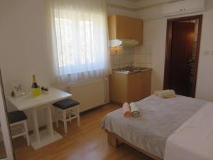 Postel nebo postele na pokoji v ubytování Apartments Karaba