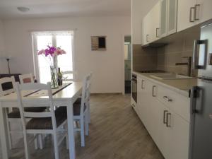 Kuchyň nebo kuchyňský kout v ubytování Apartments Karaba