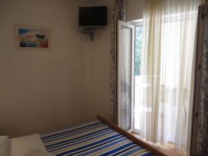 TV a/nebo společenská místnost v ubytování Apartments Karaba