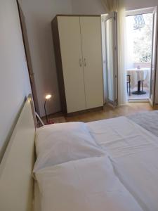 Postel nebo postele na pokoji v ubytování Apartments Karaba