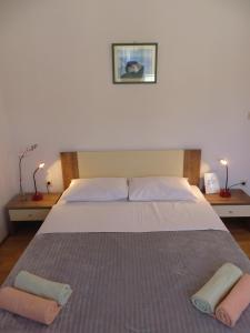 Postel nebo postele na pokoji v ubytování Apartments Karaba