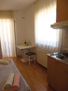 Kuchyň nebo kuchyňský kout v ubytování Apartments Karaba