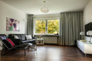 een woonkamer met een bank en een raam bij Luxussuite mit Steinway-Flügel in Bremen