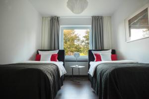 2 Betten in einem Zimmer mit Fenster in der Unterkunft Luxussuite mit Steinway-Flügel in Bremen