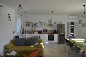A kitchen or kitchenette at Holiday home Kucerina