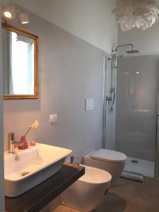 A bathroom at Villa Pacchioni