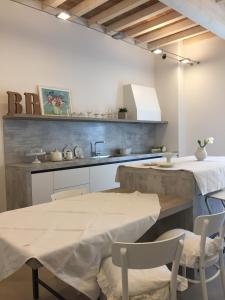 A kitchen or kitchenette at Villa Pacchioni