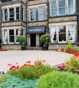 un edificio con un jardín delante de él en The Grafton, en Harrogate