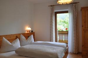 Una cama o camas en una habitación de Planatscherhof