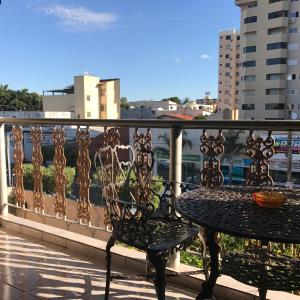 einen Tisch und Stühle auf einem Balkon mit Aussicht in der Unterkunft Pousada Castelinho in Caldas Novas