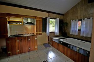A cozinha ou cozinha compacta de Chalés Terras Altas de Paraty