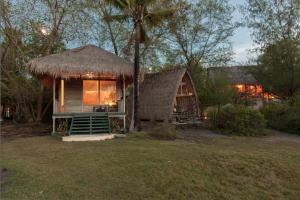 una piccola casa con tetto di paglia di MaoMeno Yoga Resort a Gili Meno