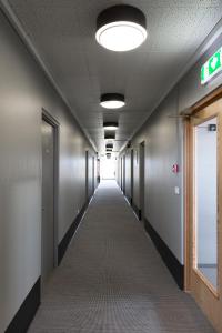 um corredor vazio em um prédio de escritórios com um corredor iluminado por uma lâmpada em Hotel Höfn em Höfn mais 47 fotografias