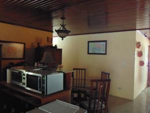Televízia a/alebo spoločenská miestnosť v ubytovaní Managua Hills
