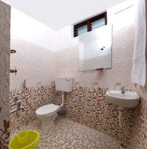 y baño con aseo y lavamanos. en Rams Guest House Near Sree Chithra and RCC, en Trivandrum