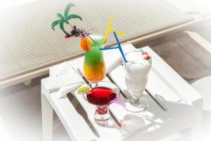 een tafel met twee cocktails op een wit dienblad bij Alecos Hotel Apartments in Paphos City