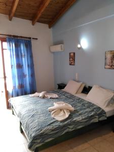 ein Schlafzimmer mit einem großen Bett mit Handtüchern darauf in der Unterkunft Smaragdi in Chania
